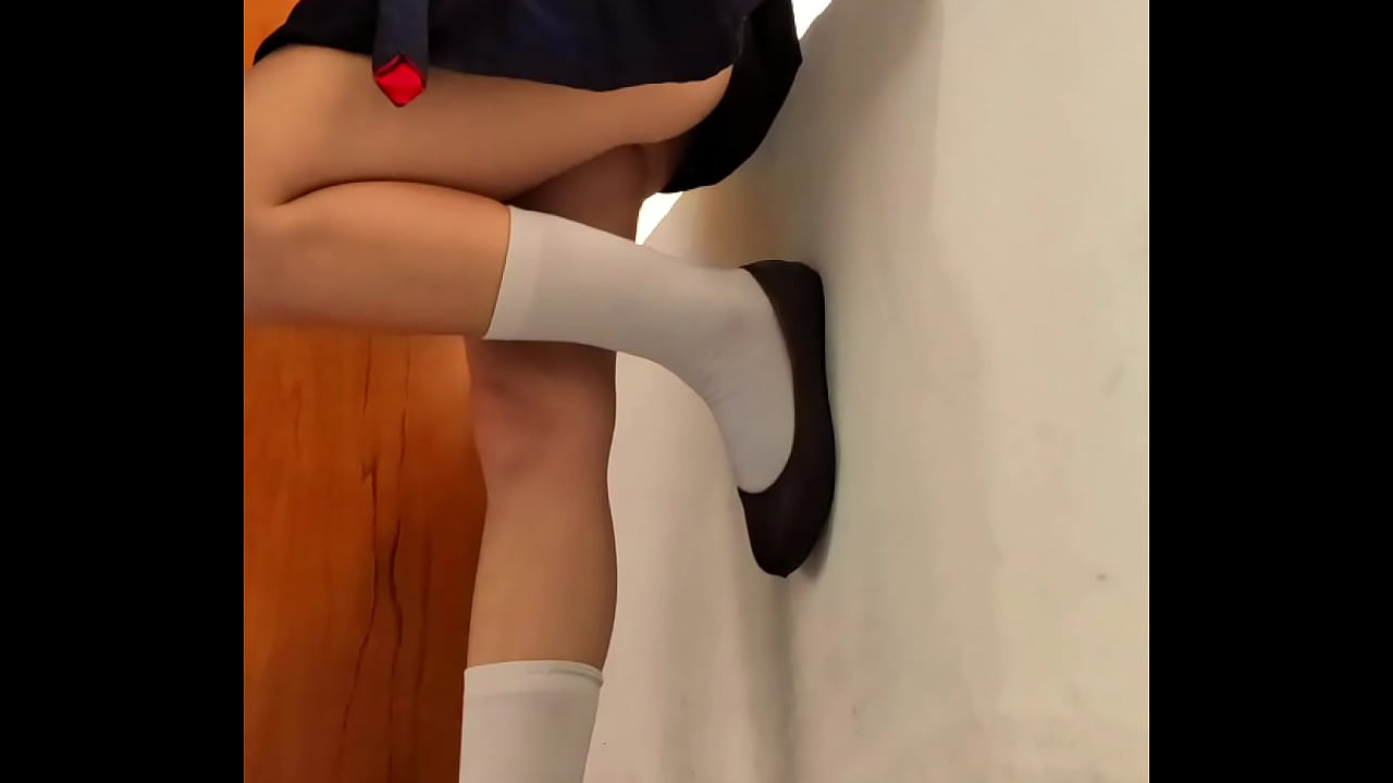 Schoolgirl żagħżugħa fucked u cum wieqfa ħdejn it-tieqa fi klassi vojta