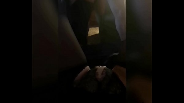 MJM sħun. Ir-raġel jaħraq ħabiba quddiem martu. Il-pussy tal-mara tixxarrab, il-fantasiji maħmuġin tagħha jħawdu l-moħħ biss