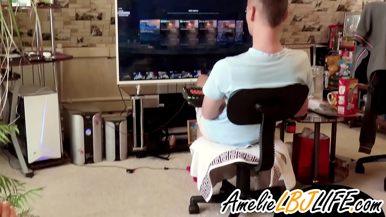 Tifla masturbates bil-ġugarell sesswali għall-għarus biex jilgħab logħob tal-kompjuter