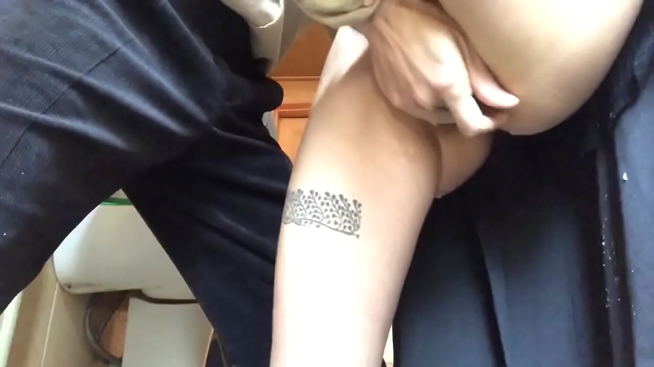 Squirt fil-kamra tal-banju tal-iskola, orga reali frothy - l-għalliem tiegħi għamel l-almu tiegħu