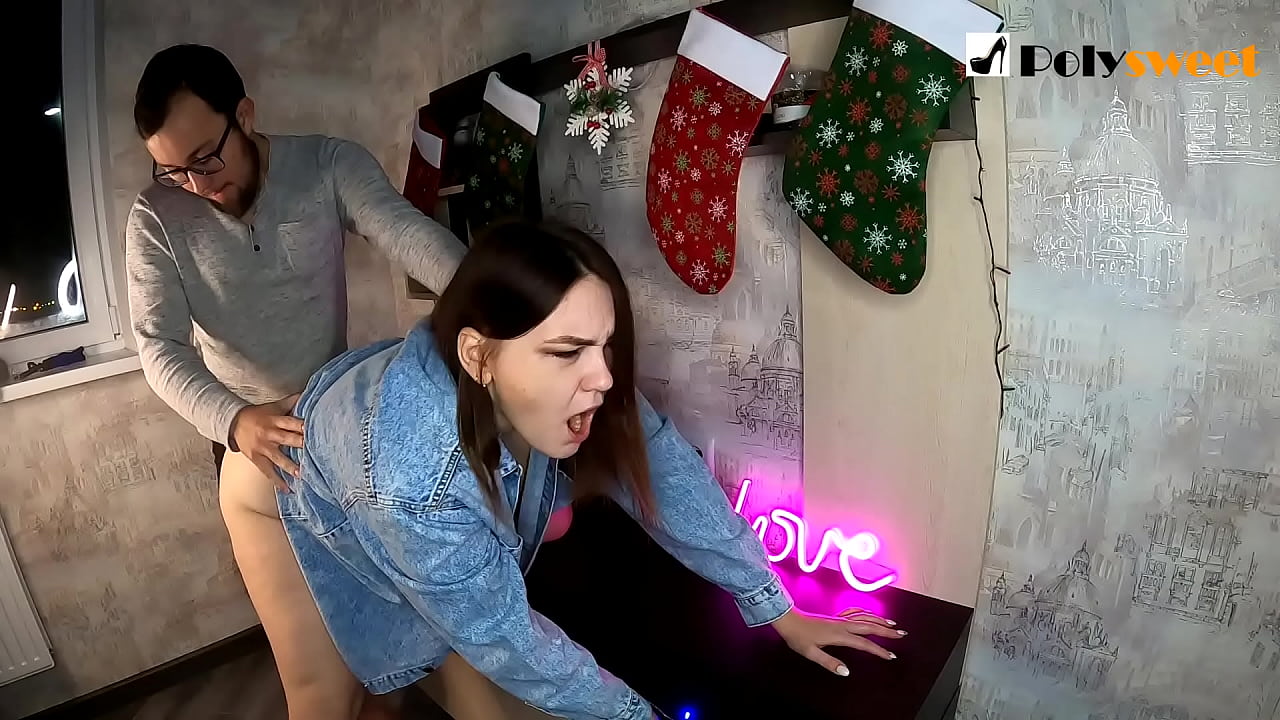 Ir-raġel ħa gost jiftaħ tfajla sabiħa b'denb tal-pony fil-ħmar b'ħalqu u d-dick